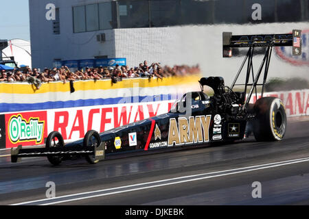 4 septembre 2010 - Indianapolis, Indiana, États-Unis d'Amérique - 04 septembre2010 : Tony Schumacher tête en bas de la voie dans son armée dragster Top Fuel. Les ressortissants des États-Unis ont eu lieu au O'Reilly Raceway Park à Indianapolis, Indiana. (Crédit Image : © Alan Ashley/ZUMApress.com) Southcreek/mondial Banque D'Images