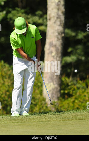 Septembre 05, 2010 - Norton, Massachusetts, United States of America - RICKIE FOWLER plaquettes sur le 5ème trou vert pendant le troisième tour de la Deutsche Bank Championship à PTC Boston. (Crédit Image : © Geoff Bolte/ZUMApress.com) Southcreek/mondial Banque D'Images