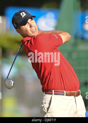 Septembre 05, 2010 - Norton, Massachusetts, United States of America - MATT KUCHAR regarde son lecteur sur le 17ème trou au cours de la troisième série de la Deutsche Bank Championship à PTC Boston. (Crédit Image : © Geoff Bolte/ZUMApress.com) Southcreek/mondial Banque D'Images