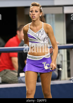 Septembre 05, 2010 - Arlington, Texas, United States of America - TCU twirler bâton avant que le jeu entre l'Oregon State Beavers et le TCU Horned Frogs à la Cowboy Stadium à Arlington, au Texas. TCU défait Oregon State 30-21. (Crédit Image : © Dan Wozniak/ZUMApress.com) Southcreek/mondial Banque D'Images