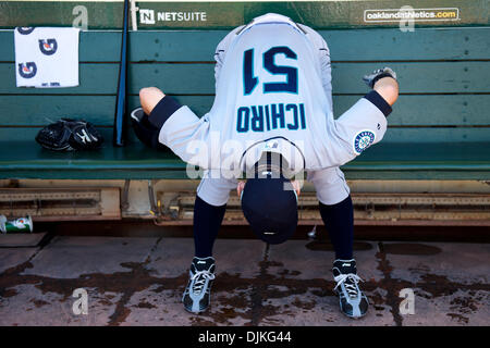 Septembre 06, 2010 - Oakland, Californie, États-Unis d'Amérique - Seattle Mariners d'Ichiro Suzuki (51) s'étend dans l'abri avant le match entre la MLB Oakland Athletics et les Mariners de Seattle au Oakland-Alameda County Coliseum. L'un à bas la mer 6-2. (Crédit Image : © Matt Cohen/ZUMApress.com) Southcreek/mondial Banque D'Images