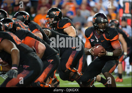 Septembre 06, 2010 - Fairfax, Virginie, États-Unis - Virginia Tech Quarterback Tyrod Taylor (# 5) ressemble à part le ballon en 4ème trimestre l'action. Boise State a battu Virginia Tech 33-30 à FedEx Field à Landover, MD. (Crédit Image : © Rassi Bornéo/global/ZUMApress.com) Southcreek Banque D'Images