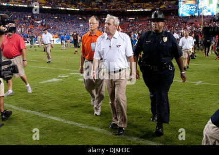 7 septembre 2010 - Landover, Maryland, United States of America - Virginia Tech, l'entraîneur-chef Frank Beamer promenades hors du terrain après avoir perdu à Boise State. Boise State a battu Virginia Tech 33-30 dans le jeu à FedEx Field à Landover, Maryland. (Crédit Image : © Rassi Bornéo/global/ZUMApress.com) Southcreek Banque D'Images