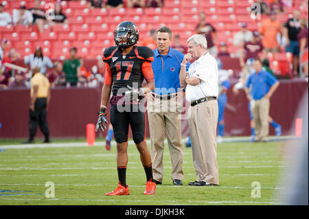 7 septembre 2010 - Landover, Maryland, United States of America - Boise State entraîneur en chef Chris Peterson parle avec Virginia Tech, l'entraîneur-chef Frank Beamer avant le jeu. Boise State a battu Virginia Tech 33-30 dans le jeu à FedEx Field à Landover, Maryland. (Crédit Image : © Rassi Bornéo/global/ZUMApress.com) Southcreek Banque D'Images