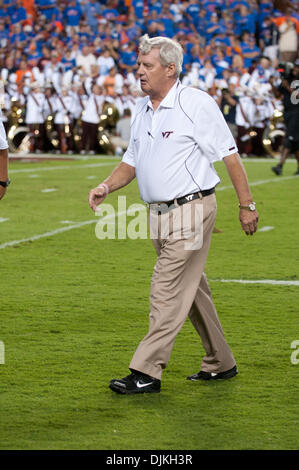 7 septembre 2010 - Landover, Maryland, United States of America - Virginia Tech, l'entraîneur-chef Frank Beamer promenades l'écart avant le match contre Boise State. Boise State a battu Virginia Tech 33-30 dans le jeu à FedEx Field à Landover, Maryland. (Crédit Image : © Rassi Bornéo/global/ZUMApress.com) Southcreek Banque D'Images