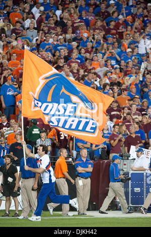 7 septembre 2010 - Landover, Maryland, United States of America - Boise State cheerleader vole un drapeau avant leur match contre Virginia Tech. Boise State a battu Virginia Tech 33-30 dans le jeu à FedEx Field à Landover, Maryland. (Crédit Image : © Rassi Bornéo/global/ZUMApress.com) Southcreek Banque D'Images