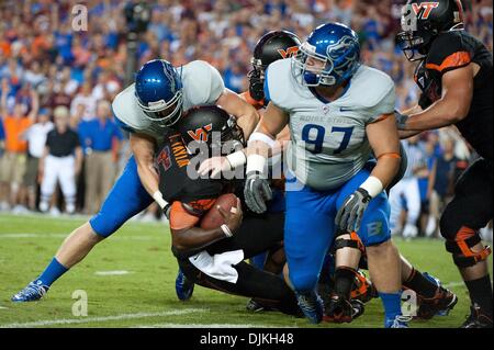 7 septembre 2010 - Landover, Maryland, United States of America - Virginia Tech QB Tyrod Taylor (# 5) est saccagée par Boise State DL Shea McClellin (# 92). Boise State a battu Virginia Tech 33-30 dans le jeu à FedEx Field à Landover, Maryland. (Crédit Image : © Rassi Bornéo/global/ZUMApress.com) Southcreek Banque D'Images