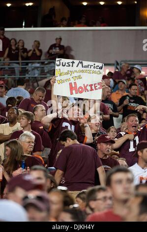 7 septembre 2010 - Landover, Maryland, United States of America - Virginia Tech fans tenant des pancartes lors d'une pause au 2ème trimestre. Boise State a battu Virginia Tech 33-30 dans le jeu à FedEx Field à Landover, Maryland. (Crédit Image : © Rassi Bornéo/global/ZUMApress.com) Southcreek Banque D'Images