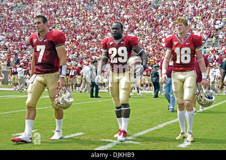 7 septembre 2010 - Jacksonville, Floride, États-Unis d'Amérique - 4 janvier 2010 : Jeu de l'AUS Capitaines Christian Ponder (7), Kendall Smith (29) et Dustin Hopkins (18) tête de peloton pour le tirage au sort avant le début de l'ex-URSS seaon contre les Bulldogs de Samford. FSU défait Samford 59-6 à Doak Campbell Stadium à Tallahassee, Floride. (Crédit Image : © Mike Olivella/Sout Banque D'Images