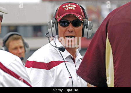 7 septembre 2010 - Jacksonville, Floride, États-Unis d'Amérique - 4 janvier 2010 : l'entraîneur-chef de l'AUS Jimbo Fisher traite de la prochaine jouer l'appel avec son personnel au cours de la saison de l'AUS aganst les Bulldogs de Samford. FSU défait Samford 59-6 à Doak Campbell Stadium à Tallahassee, Floride. (Crédit Image : © Mike Olivella/ZUMApress.com) Banque D'Images