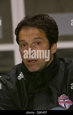 8 septembre 2010 - Bridgeview, Illinois, États-Unis d'Amérique - Entraîneur-chef du Toronto FC Preki avant le début de la MLS match entre les Chicago Fire et Toronto FC au Toyota Park de Bridgeview, IL. L'incendie et le Toronto FC a joué à une égalité de 0-0. (Crédit Image : © Geoffrey Siehr/ZUMApress.com) Southcreek/mondial Banque D'Images