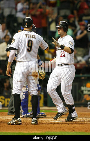 9 septembre 2010 - Houston, Texas, États-Unis d'Amérique - Baseball Houston Astros Chris Johnson (23) hits un homer dans l'exécution de 3 6e manche de prendre un 3-2 plomb. Les Astros de Houston défait les Dodgers de Los Angeles 3 - 2 au Minute Maid Park de Houston, Texas. (Crédit Image : © Luis Leyva/ZUMApress.com) Southcreek/mondial Banque D'Images