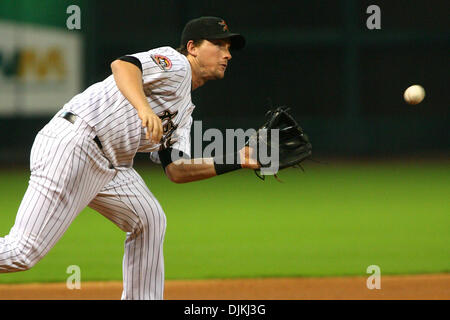 9 septembre 2010 - Houston, Texas, États-Unis d'Amérique - Baseball Houston Astros Chris Johnson (23) charge une balle à sa gauche dans la première manche. Les Astros de Houston défait les Dodgers de Los Angeles 3 - 2 au Minute Maid Park de Houston, Texas. (Crédit Image : © Luis Leyva/ZUMApress.com) Southcreek/mondial Banque D'Images