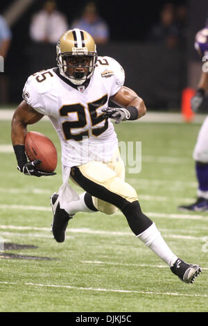 Sept 9, 2010 : New Orleans Saints Reggie Bush running back (25) lance la balle au cours de la NFL de la saison entre les New Orleans Saints et les Minnesota Vikings à la Louisiana Superdome à la Nouvelle Orléans, Louisiane. (Crédit Image : © Donald Page/global/ZUMApress.com) Southcreek Banque D'Images