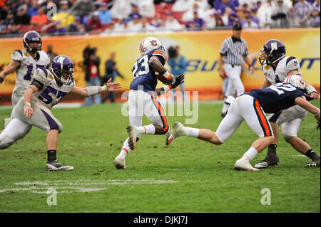 23 Onterio McCalebb Running Back trouve un peu de lumière au cours de la première moitié l'action dans le Outback Bowl entre l'Auburn Tigers et le Northwestern Wildcats joué chez Raymond James Stadium de Tampa, Floride. Auburn victoires - 35 38 heures supplémentaires sur le nord-ouest. (Crédit Image : © Scott Kelby/ZUMApress.com) Southcreek/mondial Banque D'Images
