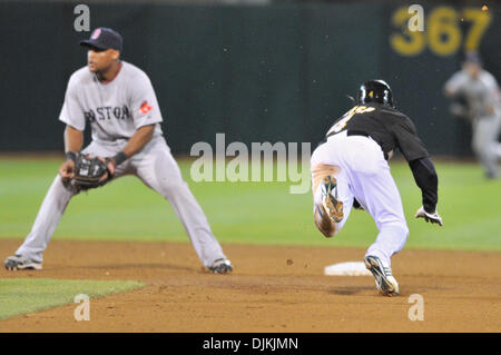 10 septembre 2010 - Oakland, Californie, États-Unis - Oakland Athletics champ centre COCO CRISP (# 4) vole à nouveau au cours du deuxième vendredi de jeu. L'Oakland Athletics défait les Red Sox de Boston 5-0. (Crédit Image : © Scott Beley/global/ZUMApress.com) Southcreek Banque D'Images