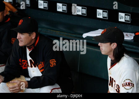 15-Juillet-2010 : San Francisco, CA : Giants de San Francisco accueille les Mets de New York. Le lanceur partant des Giants de San Francisco Tim Lincecum (55) et l'entraîneur des lanceurs des Giants de San Francisco Dave Righetti (19) assis dans le dug out avant le match contre les Mets de New York. Giants de San Francisco la victoire 2 -0. (Crédit Image : © Southcreek Dinno Kovic/global/ZUMApress.com) Banque D'Images