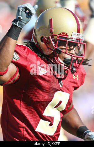 10 septembre 2010 - Chestnut Hill, Massachusetts, United States of America - Boston College Freshman Eagle Conerback DeLeon Gause (9) célèbre après avoir récupéré un fumble Kent State Golden Flashes. Conerback Eagle Boston College Freshman DeLeon Gause (9) (Crédit Image : © Mark Fort/global/ZUMApress.com) Southcreek Banque D'Images