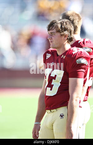 10 septembre 2010 - Chestnut Hill, Massachusetts, United States of America - Boston College Freshman Kicker Eagle Rob Leonard (33) montres son équipe à partir de la ligne de côté pendant le jeu dans lequel l'Université de Boston a défait la Kent State University 26 - 13. (Crédit Image : © Mark Fort/global/ZUMApress.com) Southcreek Banque D'Images