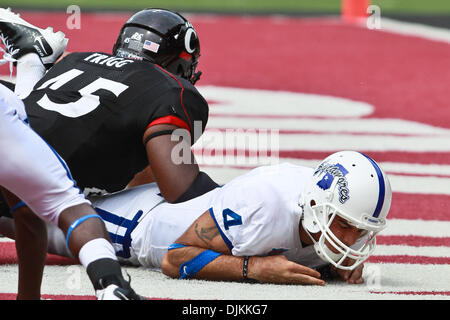 11 septembre 2010 - Cincinnati, Ohio, United States of America - Cincinnati Bearcats attaquer défensif Rob Trigg (45) sacs Indiana State sycomores quarterback Ronnie Fouch (4) pour une sécurité pendant la première moitié du match entre l'Université de Cincinnati et à l'état d'Indiana Nippert Stadium, Cincinnati, Ohio. Cincinnati a conduit à la demie 12-7. (Crédit Image : © John Longo/Southcree Banque D'Images