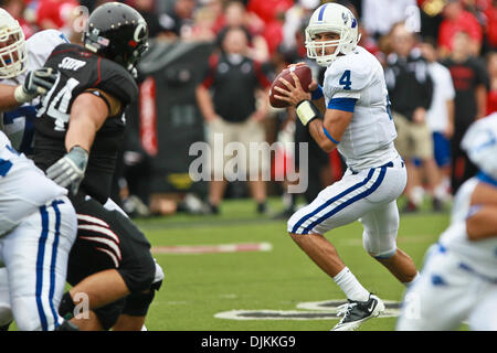 11 septembre 2010 - Cincinnati, Ohio, États-Unis d'Amérique - Indiana State sycomores quarterback Ronnie Fouch (4) au cours de la seconde moitié du match entre l'Université de Cincinnati et à l'état d'Indiana Nippert Stadium, Cincinnati, Ohio. Cincinnati a gagné avec un score final de 40-7. (Crédit Image : © John Longo/ZUMApress.com) Southcreek/mondial Banque D'Images