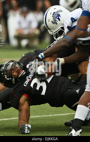 11 septembre 2010 - Cincinnati, Ohio, États-Unis d'Amérique - Indiana State évoluait platanes Larry King (44) vient de s'attaquer à Cincinnati Bearcats d'utiliser de nouveau George Winn (32) au cours de la seconde moitié du match entre l'Université de Cincinnati et à l'état d'Indiana Nippert Stadium, Cincinnati, Ohio. Cincinnati a gagné avec un score final de 40-7. (Crédit Image : © John Long Banque D'Images