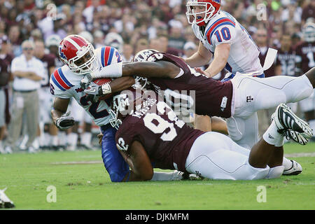 Sept 11, 2010 : Louisiana Tech running back des Bulldogs (26) Myke Compton est abordé au cours de l'opposition entre le Texas et l'Aggies Bulldogs à Louisiana Tech Kyle Field à College Station au Texas. Texas A&M a remporté 48 -16. (Crédit Image : © Donald Page/global/ZUMApress.com) Southcreek Banque D'Images