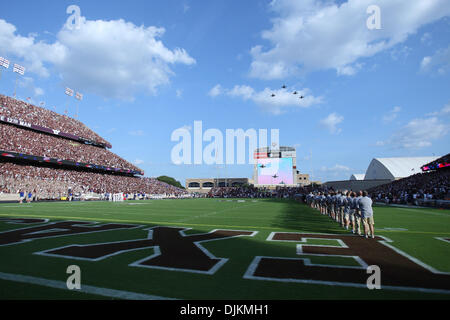 Sept 11, 2010 : Le VMFA-314 Black Knights de Miramar, Californie effectuer un survol avant l'opposition entre le Texas et l'Aggies Bulldogs à Louisiana Tech Kyle Field à College Station au Texas. Texas A&M a remporté 48 -16. (Crédit Image : © Donald Page/global/ZUMApress.com) Southcreek Banque D'Images