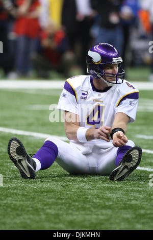 24 Janvier 2010 : Minnesota QB Brett Favre (4) après avoir été saccagée au cours de l'action jeu Championnat NFC entre le Minnesota Vikings et les New Orleans Saints au Louisiana Superdome à la Nouvelle Orléans, Louisiane. Les Saints a gagné le match en prolongation 31-28. (Crédit Image : © Donald Page/global/ZUMApress.com) Southcreek Banque D'Images