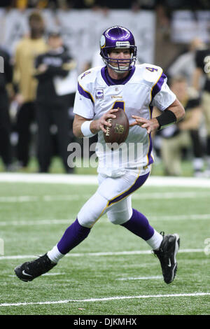 24 Janvier 2010 : Minnesota QB Brett Favre (4) mène son équipe au cours d'action de jeu de la NFC Championship entre le Minnesota Vikings et les New Orleans Saints au Louisiana Superdome à la Nouvelle Orléans, Louisiane. Les Saints a gagné le match en prolongation 31-28. (Crédit Image : © Donald Page/global/ZUMApress.com) Southcreek Banque D'Images