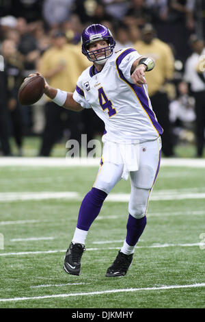 24 Janvier 2010 : Minnesota QB Brett Favre (4) mène son équipe au cours d'action de jeu de la NFC Championship entre le Minnesota Vikings et les New Orleans Saints au Louisiana Superdome à la Nouvelle Orléans, Louisiane. Les Saints a gagné le match en prolongation 31-28. (Crédit Image : © Donald Page/global/ZUMApress.com) Southcreek Banque D'Images