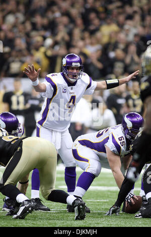 24 Janvier 2010 : Minnesota QB Brett Favre (4) mène son équipe au cours d'action de jeu de la NFC Championship entre le Minnesota Vikings et les New Orleans Saints au Louisiana Superdome à la Nouvelle Orléans, Louisiane. Les Saints a gagné le match en prolongation 31-28. (Crédit Image : © Donald Page/global/ZUMApress.com) Southcreek Banque D'Images