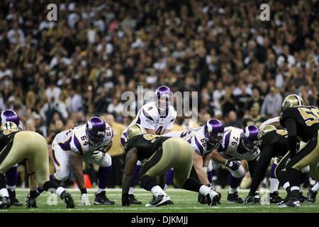24 Janvier 2010 : Minnesota QB Brett Favre (4) mène son équipe au cours d'action de jeu de la NFC Championship entre le Minnesota Vikings et les New Orleans Saints au Louisiana Superdome à la Nouvelle Orléans, Louisiane. Les Saints a gagné le match en prolongation 31-28. (Crédit Image : © Donald Page/global/ZUMApress.com) Southcreek Banque D'Images