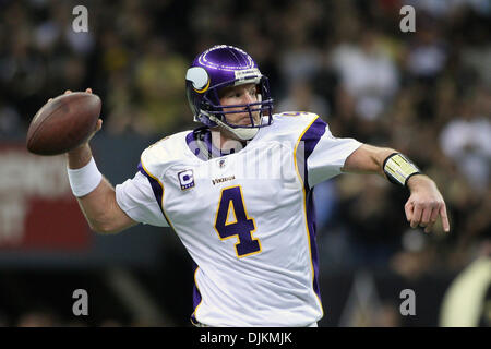 24 Janvier 2010 : Minnesota QB Brett Favre (4) mène son équipe au cours d'action de jeu de la NFC Championship entre le Minnesota Vikings et les New Orleans Saints au Louisiana Superdome à la Nouvelle Orléans, Louisiane. Les Saints a gagné le match en prolongation 31-28. (Crédit Image : © Donald Page/global/ZUMApress.com) Southcreek Banque D'Images