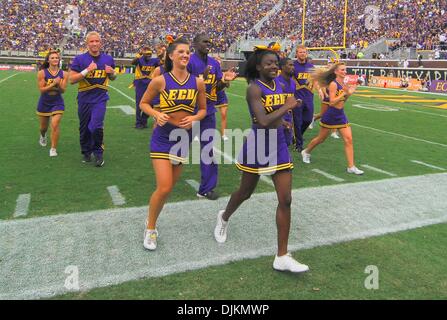 11 septembre 2010 - Greenville, Caroline du Nord, États-Unis d'Amérique - l'ECU cheerleaders effectuer pendant le jeu entre l'East Carolina pirates et les Memphis Tigers à Dowdy-Ficklen Stadium. Les Pirates défait les Tigers 49-27. (Crédit Image : © David Friend/ZUMApress.com) Southcreek/mondial Banque D'Images