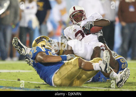 11 septembre 2010 - Pasadena, Californie, États-Unis d'Amérique - Stanford Cardinal tournant retour Stepfan Taylor # 33 (mi) est abordé au cours de l'UCLA vs jeu de Stanford au Rose Bowl, à l'UCLA plomb Stanford la moitié avec un score de 13-0. (Crédit Image : © Brandon Parry/global/ZUMApress.com) Southcreek Banque D'Images