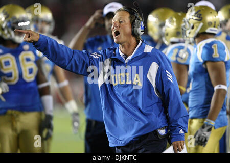11 septembre 2010 - Pasadena, Californie, États-Unis d'Amérique - UCLA Bruins entraîneur-chef Rick Neuheisel au cours de l'UCLA vs jeu de Stanford au Rose Bowl, Stanford a ensuite battu UCLA avec un score final de 35-0. (Crédit Image : © Brandon Parry/global/ZUMApress.com) Southcreek Banque D'Images