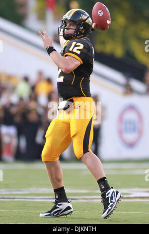 11 septembre 2010 - Hattiesburg, Mississippi, United States of America - Departement QB Austin Davis (12) rejette l'équilibre. Departement défait Prairie View A & M 34-7 dans le jeu à la M.M. Roberts Stadium. (Crédit Image : © Collin Hays/ZUMApress.com) Southcreek/mondial Banque D'Images