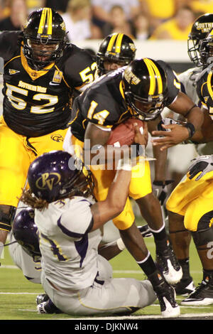 11 septembre 2010 - Hattiesburg, Mississippi, United States of America - Departement QB Martevious Young (14) casse un attaquerdurant Departement gagner plus de Prairie View A & M 34-7 dans le jeu à la M.M. Roberts Stadium. (Crédit Image : © Collin Hays/ZUMApress.com) Southcreek/mondial Banque D'Images