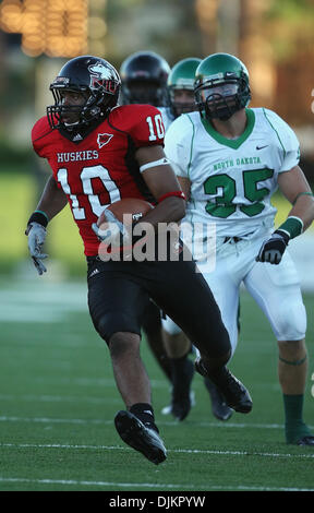 11 septembre 2010 - Dekalb, Illinois, United States of America - Sept 11, 2010 : Northern Illinois Huskies receveur Willie Clark (10) courir après les prises dans le jeu au stade Huskie dans DeKalb, Illinois. (Crédit Image : © John Fisher/ZUMApress.com) Southcreek/mondial Banque D'Images
