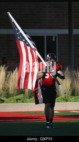 11 septembre 2010 - Dekalb, Illinois, United States of America - Sept 11, 2010 : Northern Illinois Huskies défensive fin Jake Coffman (54) portant le drapeau américain que l'équipe prend le champ, à Stade Huskie dans DeKalb, Illinois. (Crédit Image : © John Fisher/ZUMApress.com) Southcreek/mondial Banque D'Images