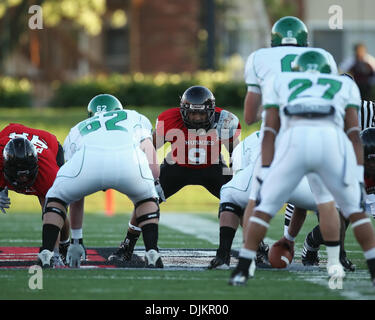 11 septembre 2010 - Dekalb, Illinois, United States of America - Sept 11, 2010 : Northern Illinois Huskies linebacker Devon Butler (9) donne sur l'infraction avant le jonc dans le jeu au stade Huskie dans DeKalb, Illinois. (Crédit Image : © John Fisher/ZUMApress.com) Southcreek/mondial Banque D'Images
