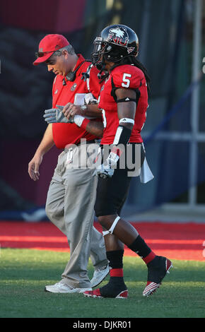 11 septembre 2010 - Dekalb, Illinois, United States of America - Sept 11, 2010 : Northern Illinois évoluait Huskies Chris Smith (5) balade avec un instructeur après une blessure dans le match au stade Huskie dans DeKalb, Illinois. (Crédit Image : © John Fisher/ZUMApress.com) Southcreek/mondial Banque D'Images