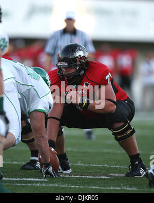 11 septembre 2010 - Dekalb, Illinois, United States of America - Sept 11, 2010 : Northern Illinois centre Huskies Scott Wedige (71) à propos de la snap dans le jeu de football au stade Huskie dans DeKalb, Illinois. (Crédit Image : © John Fisher/ZUMApress.com) Southcreek/mondial Banque D'Images