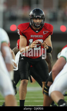 11 septembre 2010 - Dekalb, Illinois, United States of America - Sept 11, 2010 : Northern Illinois Huskies quarterback Chandler Harnish (12) sur le point de prendre le jonc dans la formation de fusil de chasse dans le jeu au stade Huskie dans DeKalb, Illinois. (Crédit Image : © John Fisher/ZUMApress.com) Southcreek/mondial Banque D'Images