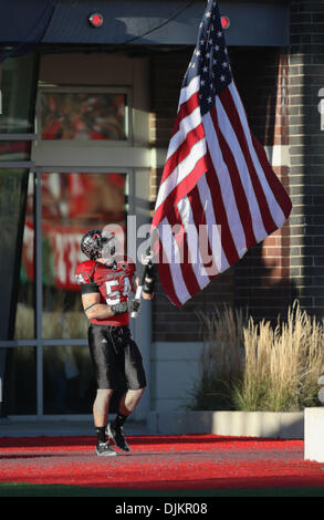 11 septembre 2010 - Dekalb, Illinois, United States of America - Sept 11, 2010 : Northern Illinois Huskies défensive fin Jake Coffman (54) maintenant le drapeau américain que l'équipe se prépare à prendre le champ à la stade Huskie dans DeKalb, Illinois. (Crédit Image : © John Fisher/ZUMApress.com) Southcreek/mondial Banque D'Images