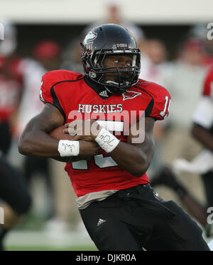 11 septembre 2010 - Dekalb, Illinois, United States of America - Sept 11, 2010 : Northern Illinois Huskies d'utiliser de nouveau Jasmin Hopkins (15) sur le point d'être touché dans le match au stade Huskie dans DeKalb, Illinois. (Crédit Image : © John Fisher/ZUMApress.com) Southcreek/mondial Banque D'Images