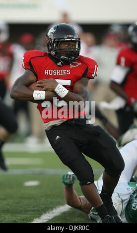 11 septembre 2010 - Dekalb, Illinois, United States of America - Sept 11, 2010 : Northern Illinois Huskies d'utiliser de nouveau Jasmin Hopkins (15) sur le point de s'y attaquer sur le jeu dans le jeu au stade Huskie dans DeKalb, Illinois. (Crédit Image : © John Fisher/ZUMApress.com) Southcreek/mondial Banque D'Images