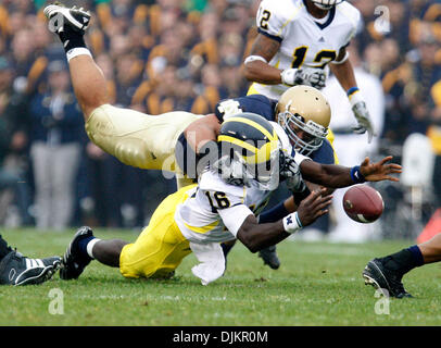 11 septembre 2010 - South Bend, IN, USA - University of Michigan quarterback Denard Robinson fumbles comme Notre Dame de secondeur Manti Te'o offre le coup samedi 11 septembre 2010 au Stade Notre-dame à South Bend, Indiana. Le Michigan a récupéré le fumble. Michigan battre Notre Dame 28-24. (Crédit Image : © Jim Z. Rider/ZUMApress.com) Banque D'Images