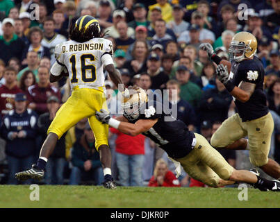 11 septembre 2010 - South Bend, IN, USA - University of Michigan quarterback Denard Robinson s'affranchit de l'emprise de Notre Dame coffre Zeke Motta Samedi 11 septembre 2010 au Stade Notre-dame à South Bend, Indiana. Michigan battre Notre Dame 28-24. (Crédit Image : © Jim Z. Rider/ZUMApress.com) Banque D'Images